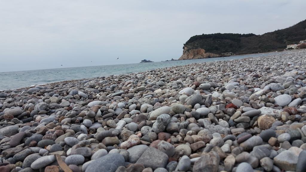 Buljarica Bay Apartments Petrovac Bagian luar foto
