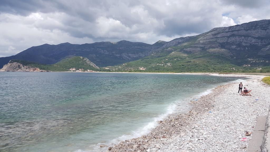 Buljarica Bay Apartments Petrovac Bagian luar foto