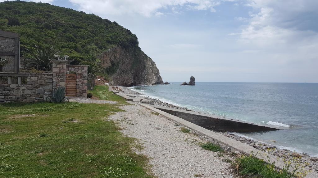 Buljarica Bay Apartments Petrovac Bagian luar foto