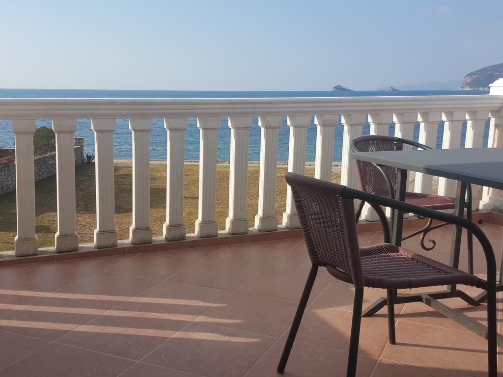 Buljarica Bay Apartments Petrovac Bagian luar foto