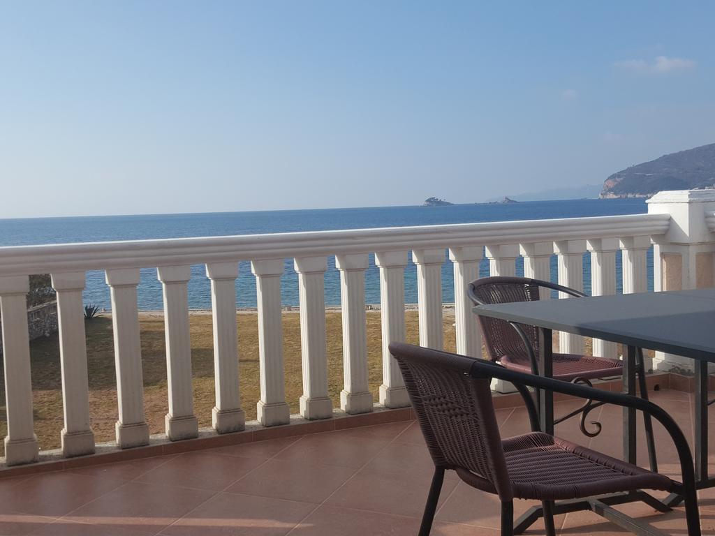 Buljarica Bay Apartments Petrovac Bagian luar foto